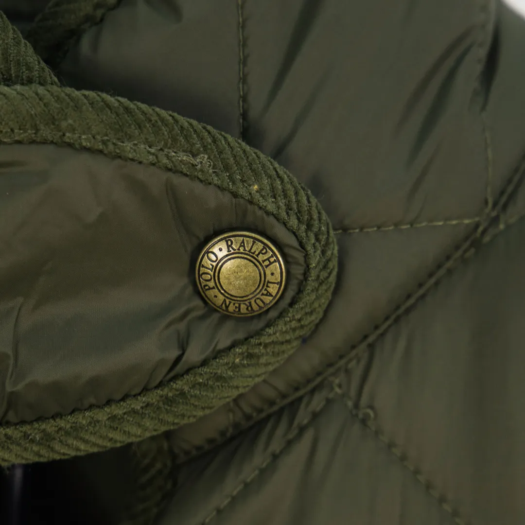 P390 zp version [Exclusive supply] Ralph Lauren/Ralph Lauren 2025aw autumn and winter popular items diamond-shaped quilted embroidered corduroy strips imitation feather jacket jacket Correct three-pocket version Slight waist design Free matching neckline ✅ Facial filling imitation feather cotton Three-in-one diamond-shaped quilted embroidery Soft and comfortable ✅ Customized double-circle brand hardware buckle back waist freely adjustable elastic design ✅ RL three-color diamond plaid cotton jacket 100% restoration Corduroy strips running through the whole body, no knots and overlaps, artificial curling, fine workmanship, highly recommended, a rare cotton jacket that does not look bloated, can be worn as an inner layer in the north, can be worn with multiple necklines, elastic waistline on the back, freely adjustable waist, matte memory technology on the face, with a cotton feel, not to be missed, highly recommended, color: black, white, gray green, khaki, navy, size: S M L XL, number: WW10947